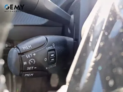 Photo 17 Peugeot 2008  PureTech 100 S&S BVM6