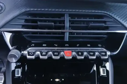 Photo 43 Peugeot 208  Electrique 50 kWh 136ch