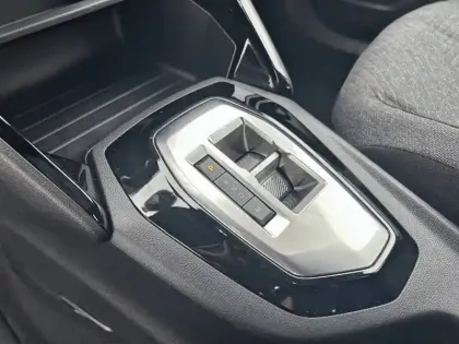 Photo 13 Peugeot 2008  Hybrid 145 ch e-DCS6