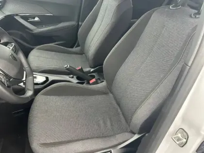 Photo 10 Peugeot 2008  Hybrid 145 ch e-DCS6