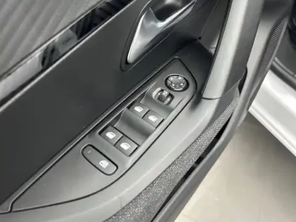 Photo 17 Peugeot 2008  Hybrid 145 ch e-DCS6