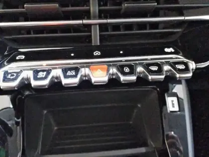Photo 24 Peugeot 208  Hybrid 100 e-DCS6