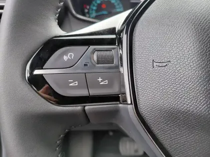 Photo 11 Peugeot 2008  Hybrid 110 ch e-DCS6