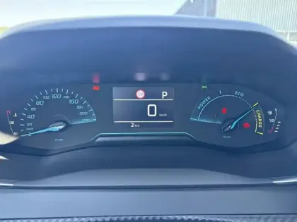Photo 9 Peugeot 2008  Hybrid 110 ch e-DCS6