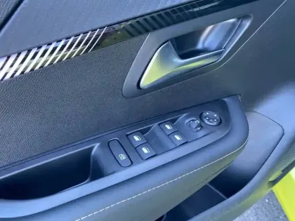 Photo 14 Peugeot 208  Electrique 136 ch 50 kWh