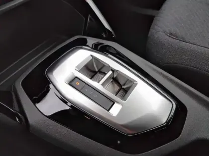 Photo 13 Peugeot 2008  Hybrid 110 ch e-DCS6