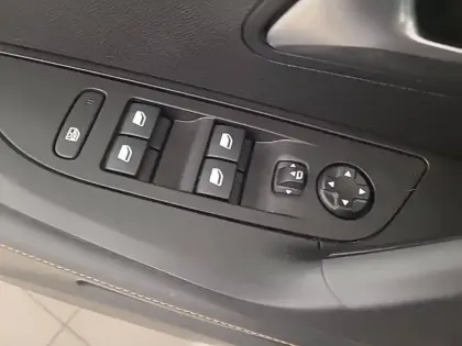 Photo 49 Peugeot 2008  Electrique 136 ch
