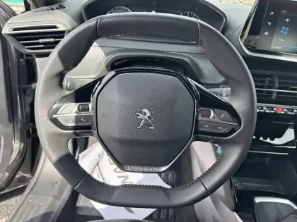 Photo 15 Peugeot 2008  PureTech 130 S&S BVM6