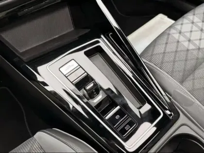 Photo 6 Volkswagen Golf  1.5 eTSI OPF 150ch R-Line DSG7