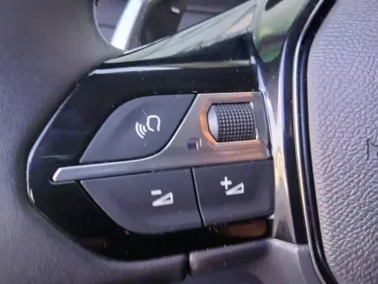 Photo 9 Peugeot 208  1.2 Hybrid 110ch Style e-DCS6