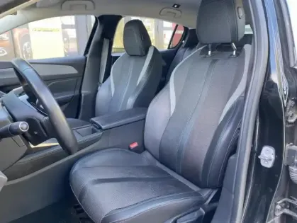 Photo 17 Peugeot 308 III PHEV 180 E-EAT8 ALLURE PACK