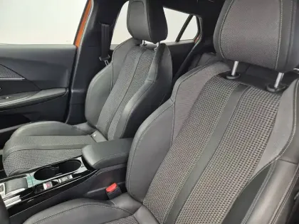 Photo 8 Peugeot 2008  PureTech 130 S&S EAT8