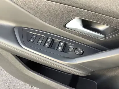 Photo 16 Peugeot 408 Hybrid 136 e-DCS6 Allure