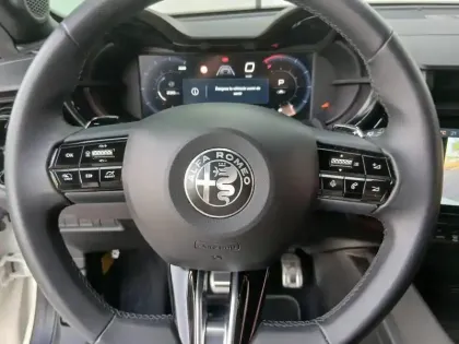 Photo 10 Alfa Romeo Junior  1.2 Ibrida 145ch e-DCT6