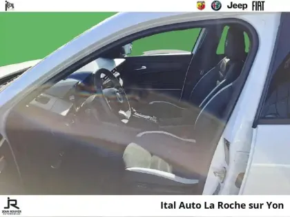 Photo 8 Alfa Romeo Junior  1.2 Ibrida 145ch Sport Speciale e-DCT6 Q4