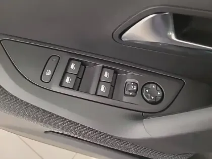 Photo 24 Peugeot 2008  Hybrid 110 ch e-DCS6