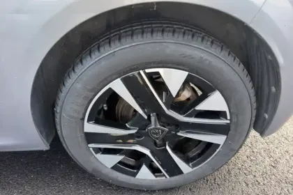 Photo 11 Peugeot 208  Hybrid 100 e-DCS6
