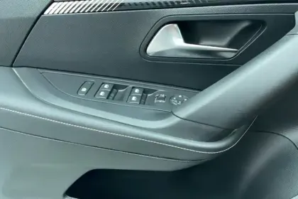 Photo 18 Peugeot 2008  PureTech 100 S&S BVM6