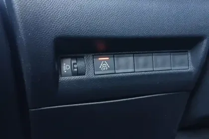 Photo 33 Peugeot 2008  BlueHDi 100 S&S BVM6