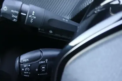 Photo 32 Peugeot 2008  BlueHDi 100 S&S BVM6