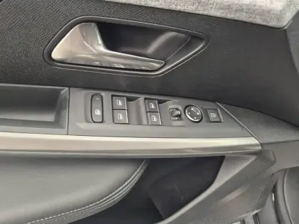Photo 25 Peugeot 5008  Hybrid 145 ch e-DCS6