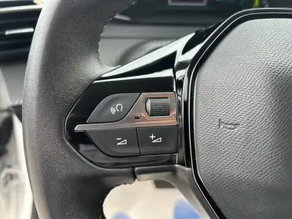 Photo 13 Peugeot 208  Electrique 50 kWh 136ch