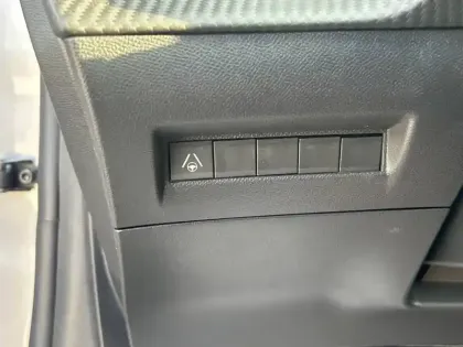 Photo 16 Peugeot 208  Hybrid 145 ch e-DCS6