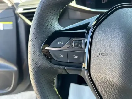 Photo 13 Peugeot 208  Hybrid 145 ch e-DCS6