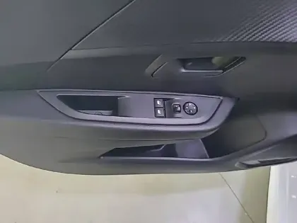 Photo 27 Peugeot 208  PURETECH 75 S&S BVM5