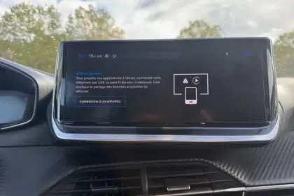 Photo 16 Peugeot 208  Hybrid 100 e-DCS6