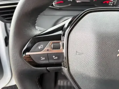 Photo 20 Peugeot 208  PureTech 100 S&S BVM6