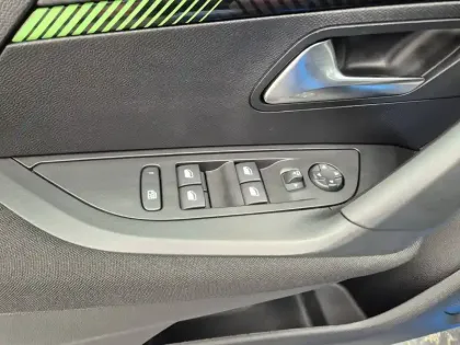 Photo 20 Peugeot 2008  PureTech 100 S&S BVM6
