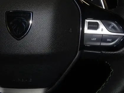 Photo 12 Peugeot 208  1.2 Hybrid 136ch GT e-DCS6