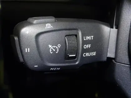 Photo 13 Peugeot 208  1.2 Hybrid 136ch GT e-DCS6