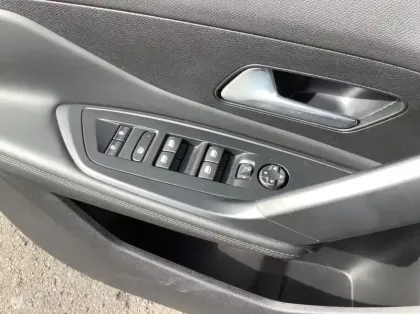 Photo 16 Peugeot 408 Hybrid 136 e-DCS6 Allure