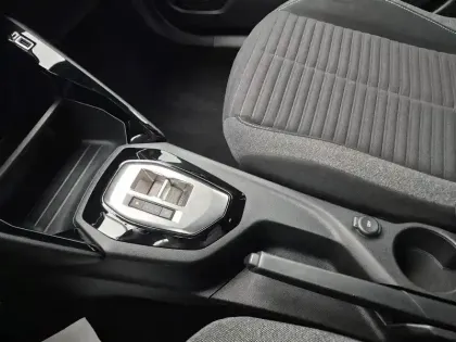 Photo 12 Peugeot 2008  PureTech 130 S&S EAT8