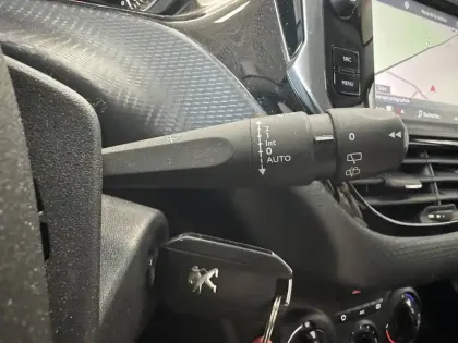 Photo 11 Peugeot 208  PureTech 82ch S&S BVM5