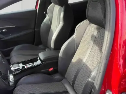 Photo 8 Peugeot 2008  e- 136ch GT