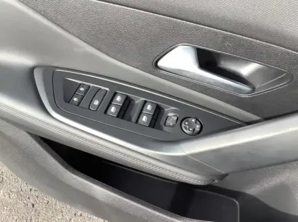 Photo 16 Peugeot 408 Hybrid 136 e-DCS6 Allure