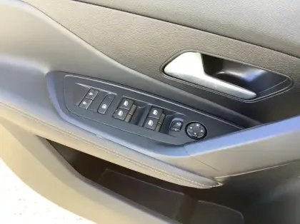 Photo 16 Peugeot 408 Hybrid 136 e-DCS6 Allure