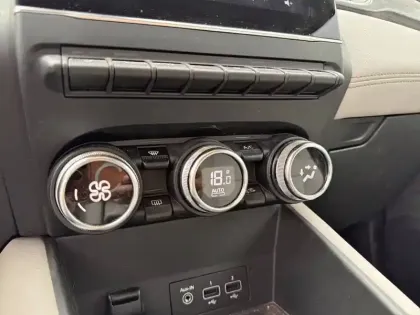 Photo 21 Renault Captur  E-TECH Plug-In Hybride 160 initiale Paris
