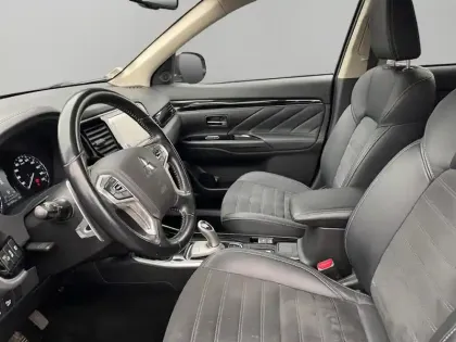 Photo 8 Mitsubishi Outlander  PHEV Twin Motor Invite 4WD