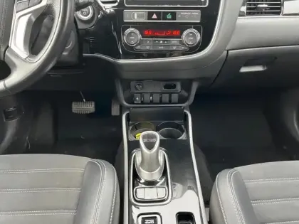 Photo 10 Mitsubishi Outlander  PHEV Twin Motor Invite 4WD