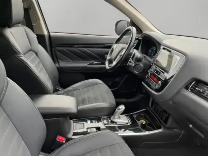 Photo 14 Mitsubishi Outlander  PHEV Twin Motor Invite 4WD