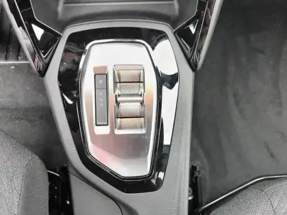 Photo 13 Peugeot 2008  Hybrid 110 ch e-DCS6