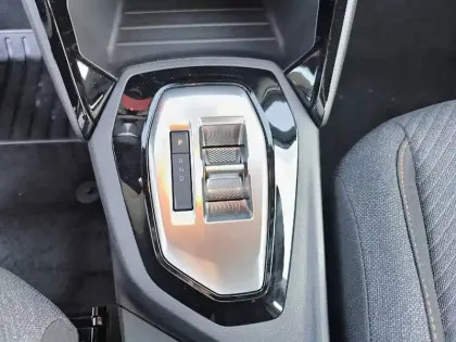 Photo 13 Peugeot 2008  Hybrid 110 ch e-DCS6