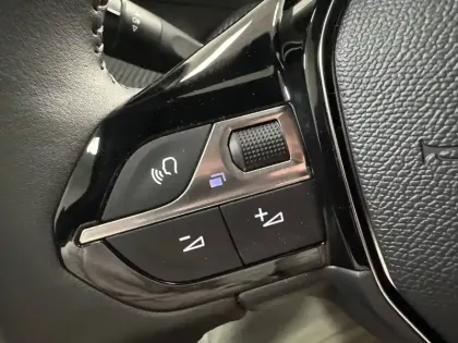 Photo 12 Peugeot 2008  Hybrid 145 ch e-DCS6