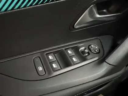 Photo 31 Peugeot 2008  Hybrid 145 ch e-DCS6