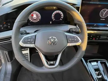 Photo 11 Volkswagen Golf  1.5 eTSI EVO2 150ch R-Line Edition DSG7