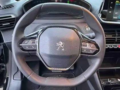 Photo 11 Peugeot 208  e- 136ch Like